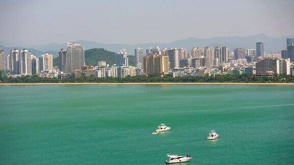 阳光明媚的一天三亚市湾屋顶全景4k时间推移海南岛中国