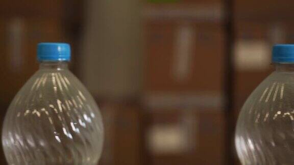 装有水的塑料瓶一个接一个地在传送带上排成一行