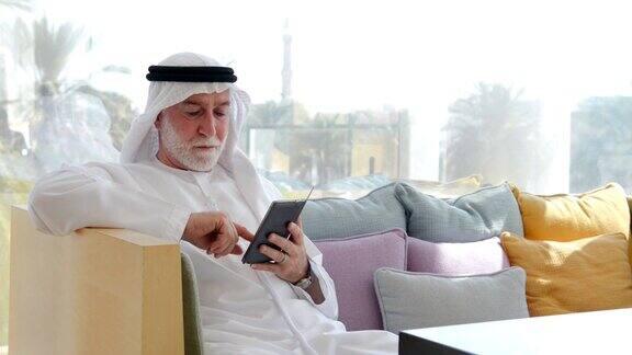 一名阿联酋男子在用智能手机