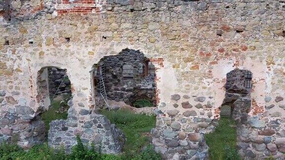 拉脱维亚Rauna的中世纪城堡遗址鸟瞰劳纳斯城堡的古石砌砖墙