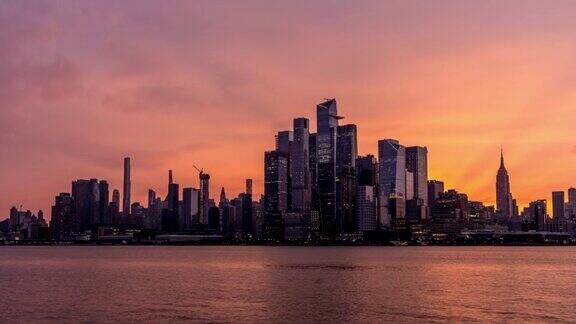 美国纽约市曼哈顿上空的日落