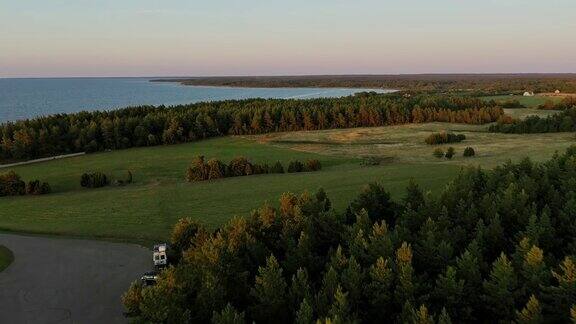 风景鸟瞰森林附近的湖在芬兰