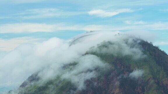 日出时伊真火山群中被云层包围的山脉令人惊叹的景色