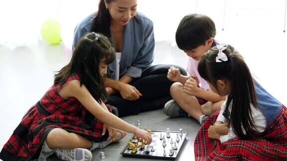 孩子们喜欢下棋