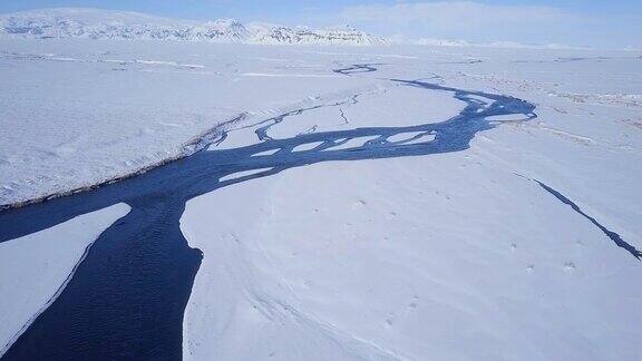 鸟瞰图的蓝色河流在雪景