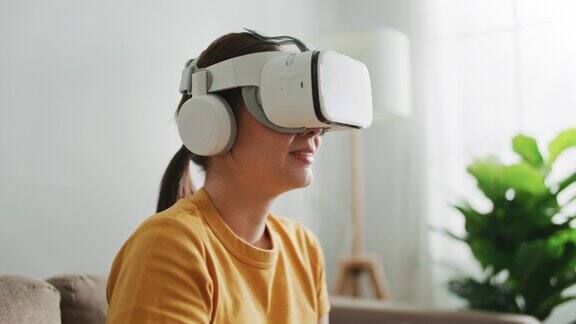 在家使用VR眼镜的女人