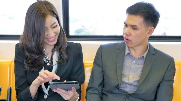 年轻夫妇在火车上使用数码平板电脑特写