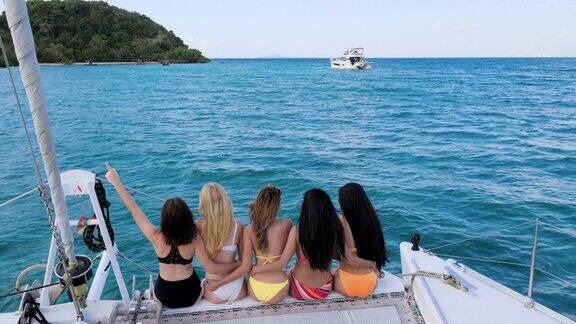 五个漂亮的女孩在游艇前玩得很开心