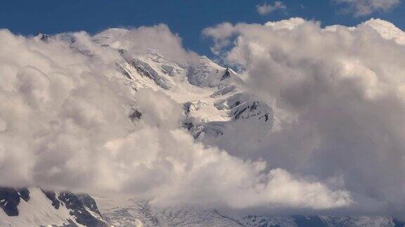 雪覆盖了勃朗峰的山峰云时间流逝