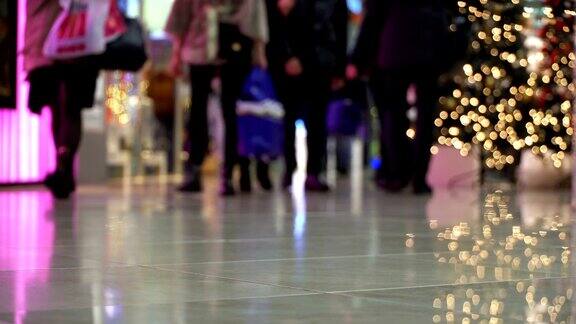 概念圣诞购物-人们走在购物中心在新年前夕