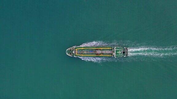 油轮鸟瞰图油轮和天然气油轮航行在公海