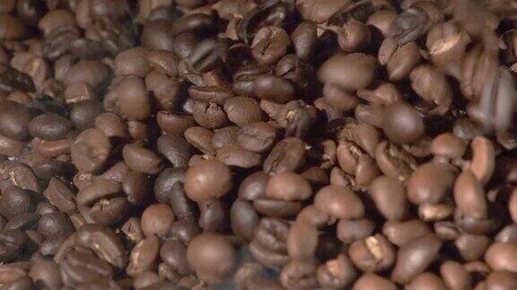 烘焙咖啡豆掉落的慢动作