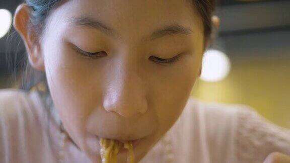 快乐的亚洲女孩和家人一起在日本餐厅享受美食生活理念