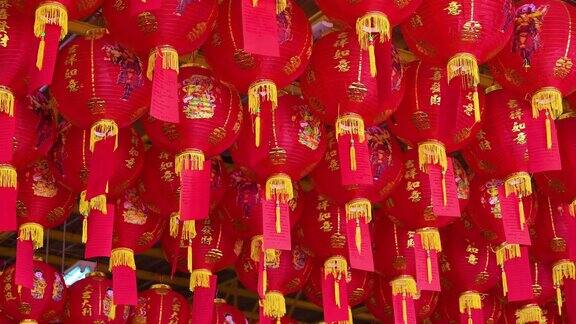 中国新年灯笼与祝福文字意味着幸福的健康和财富在中国寺庙与4K分辨率