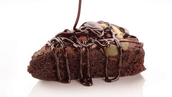 甜点巧克力酱糖浆浇在布朗尼蛋糕上