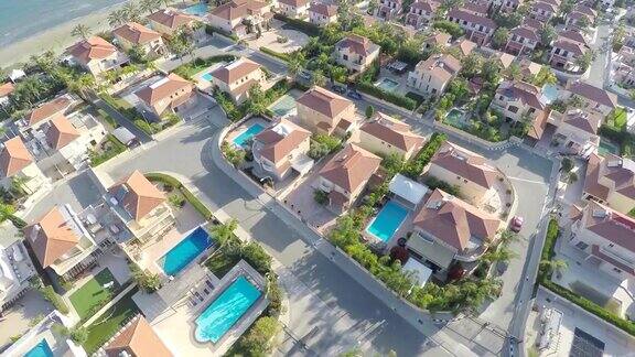 带游泳池的房子的顶视图出租假期
