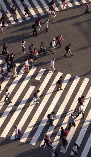 行人穿过涩谷十字路口东京日本