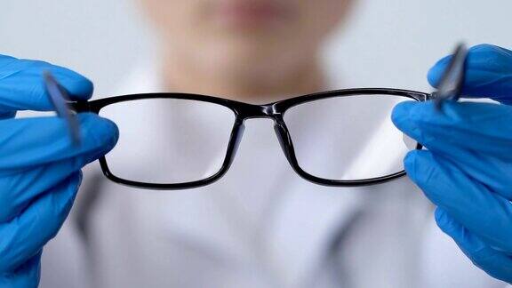 验光师为病人提供眼镜视力检查医生处方