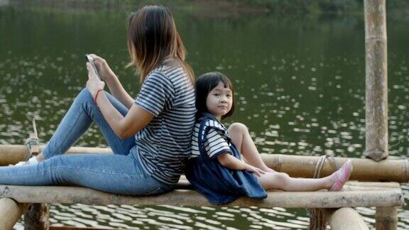 年轻的母亲和女儿享受庞翁MaeHongSon省在泰国