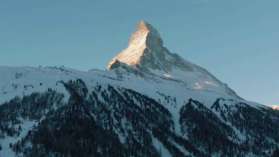 马特洪山和森林在冬天的早晨瑞士阿尔卑斯山瑞士鸟瞰图中景镜头