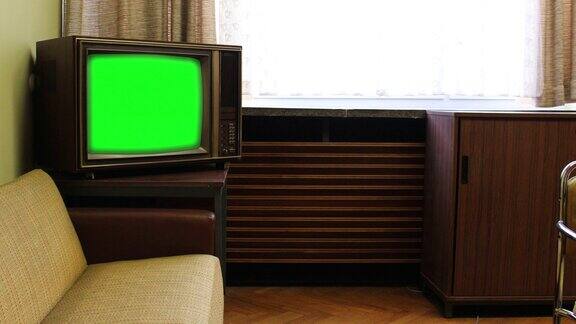 复古电视在一个复古的客厅与彩色键屏幕