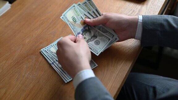 男性手数美元钞票或支付现金在金钱背景投资