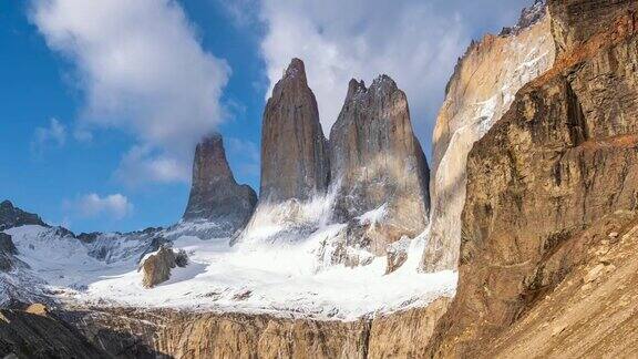 托雷斯德尔潘恩巴塔哥尼亚智利缩放在日出的标志性花岗岩塔的时间推移视图