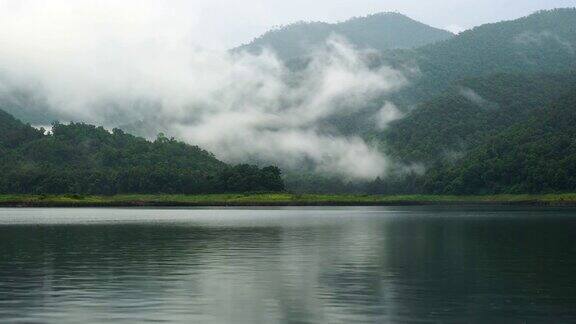 时间流逝的湖与雾在山上的看法