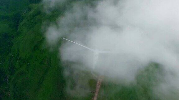 中国贵州乌蒙草原上的风力发电机鸟瞰图