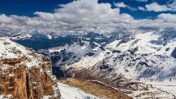 从Dolomites的SassPordoi山顶俯瞰山谷4k时间间隔