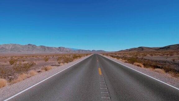 内华达州沙漠里的一条空街