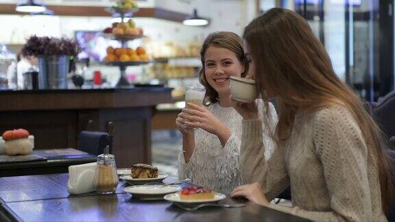 女孩们在咖啡店里聊得很开心