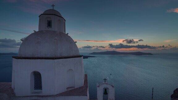 日落著名的圣托里尼岛伊亚镇教堂全景4k时间流逝希腊