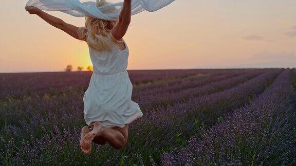 SLOMO女人在薰衣草的田野快乐地跳