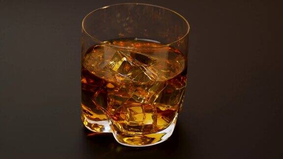 美丽的观点一杯威士忌与冰在黑暗的背景美丽的背景酒精