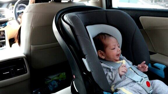 婴儿坐在汽车座椅上