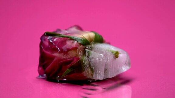 微距拍摄玫瑰解冻冰块有机美容护肤产品