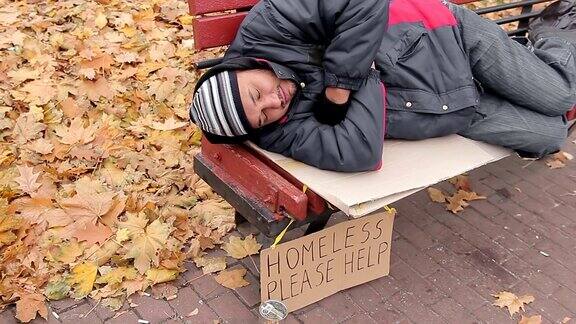慷慨的年轻女士好心地把慈善资金给睡在长凳上的穷人