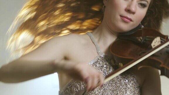 在交响乐团中小提琴和弓被交到音乐家手中