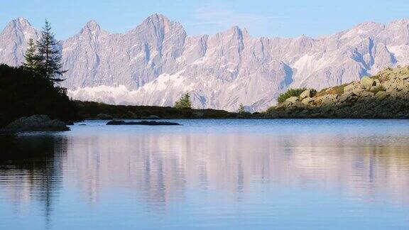 和平的阿尔卑斯Spiegelsee或Mittersee或镜湖重申奥地利