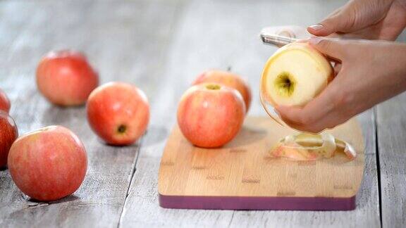 手在木板上剥煮苹果