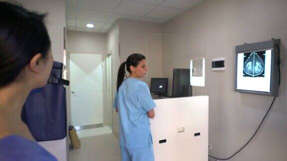 技术人员在乳房x光检查前向病人询问常规问题