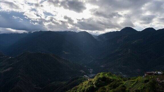 4K延时雾在山上和阳光透过云层在日出缩小拍摄