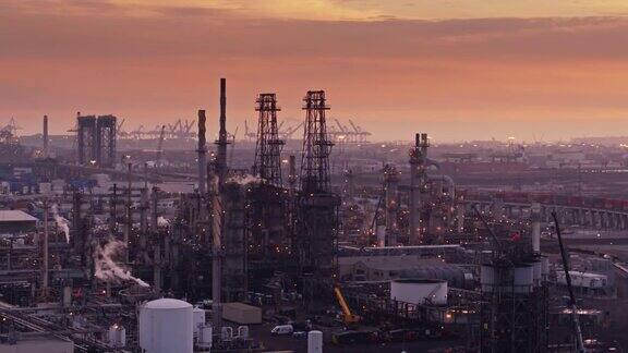 鸟瞰图的炼油厂和集装箱码头在洛杉矶港