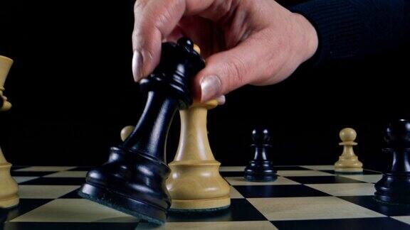 在国际象棋游戏中女性手拿黑皇后和白皇后