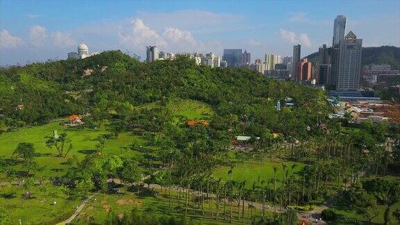 晴朗的一天珠海市内著名的景山公园城市景观航拍全景4k中国