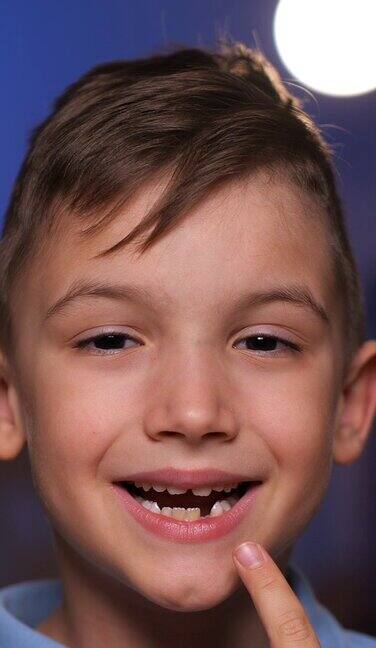 一个缺牙男孩的垂直肖像显示他没有牙齿