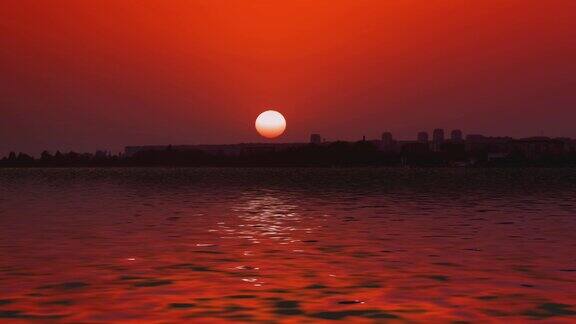 一个戏剧性的红色日落与城市在地平线上的Cinemagraph