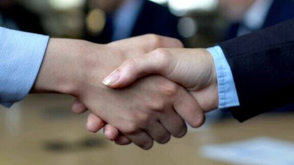 合作伙伴在商务会议上握手公司之间的合作