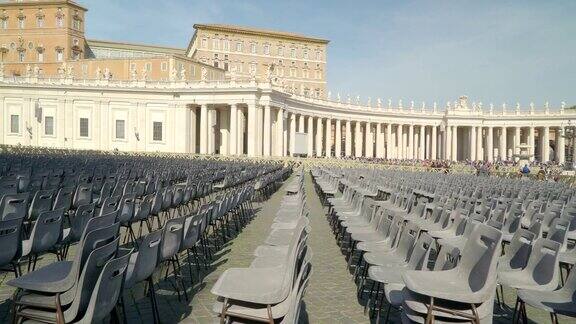 意大利罗马教堂外的一排椅子